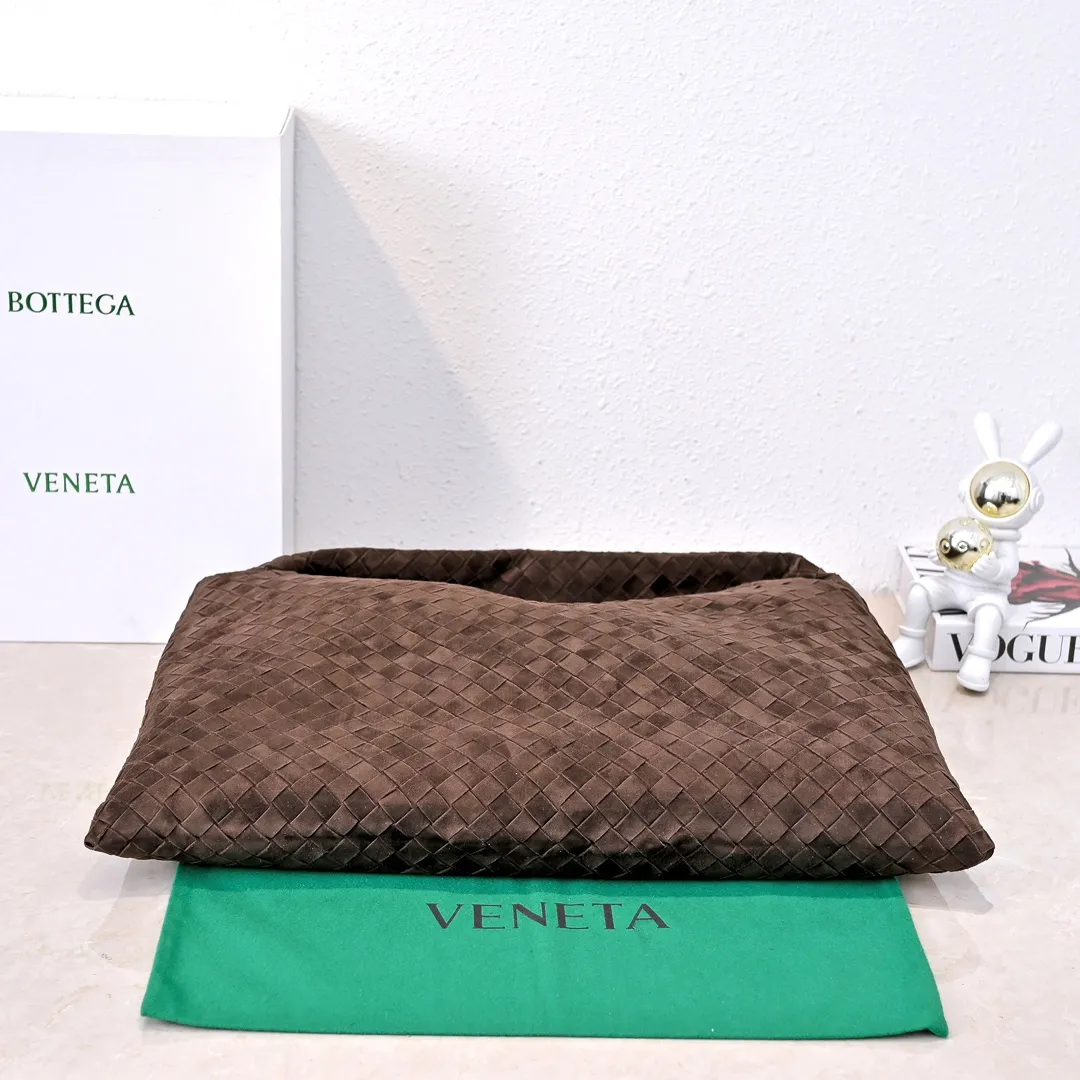 Batch 2160 #Bv Yangjin large size HOP cowhide, the bag body and handles are made of a whole piece of woven leather. The bag body is soft and lazy. Hop symbolizes the praise of innovation and eternal craftsmanship [love]. The pyramid silhouette combines practicality and fashion. Modern and casual, the bag mouth is double-sided closed design, more convenient and safe! Made of soft cowhide and full of texture, this is a must-have for fashionable ladies who like minimalism, comfort and casualness! Model: 3970 Dimensions: 54x24x13